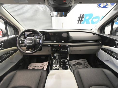 Used 2024 Kia Carnival EX FWD image 18