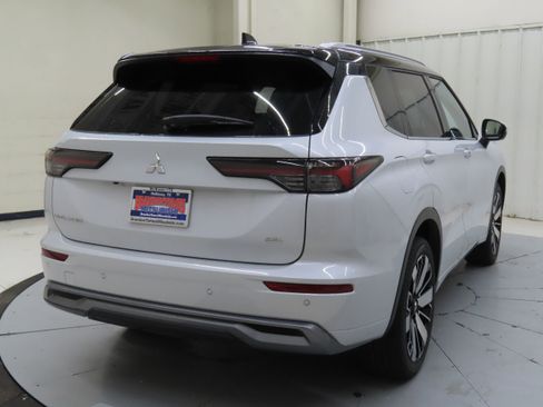 New 2025 Mitsubishi Outlander SEL image 3