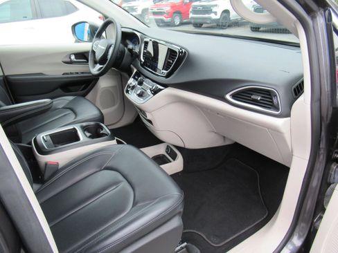 Used 2023 Chrysler Pacifica Touring-L FWD image 12