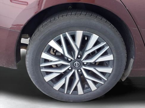 Used 2024 Nissan Altima 2.5 SV image 2