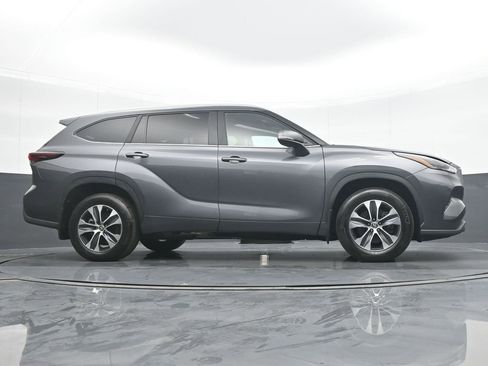 Used 2024 Toyota Highlander XLE AWD/4WD image 31