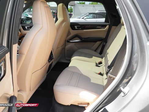 Used 2019 Porsche Cayenne Turbo w/ Premium Plus Package AWD/4WD image 23