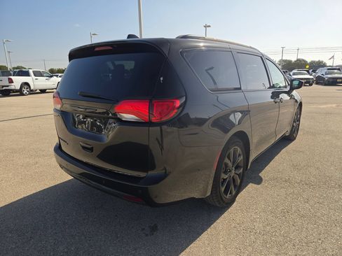 Used 2018 Chrysler Pacifica Touring Plus w/ S Appearance Package FWD image 3