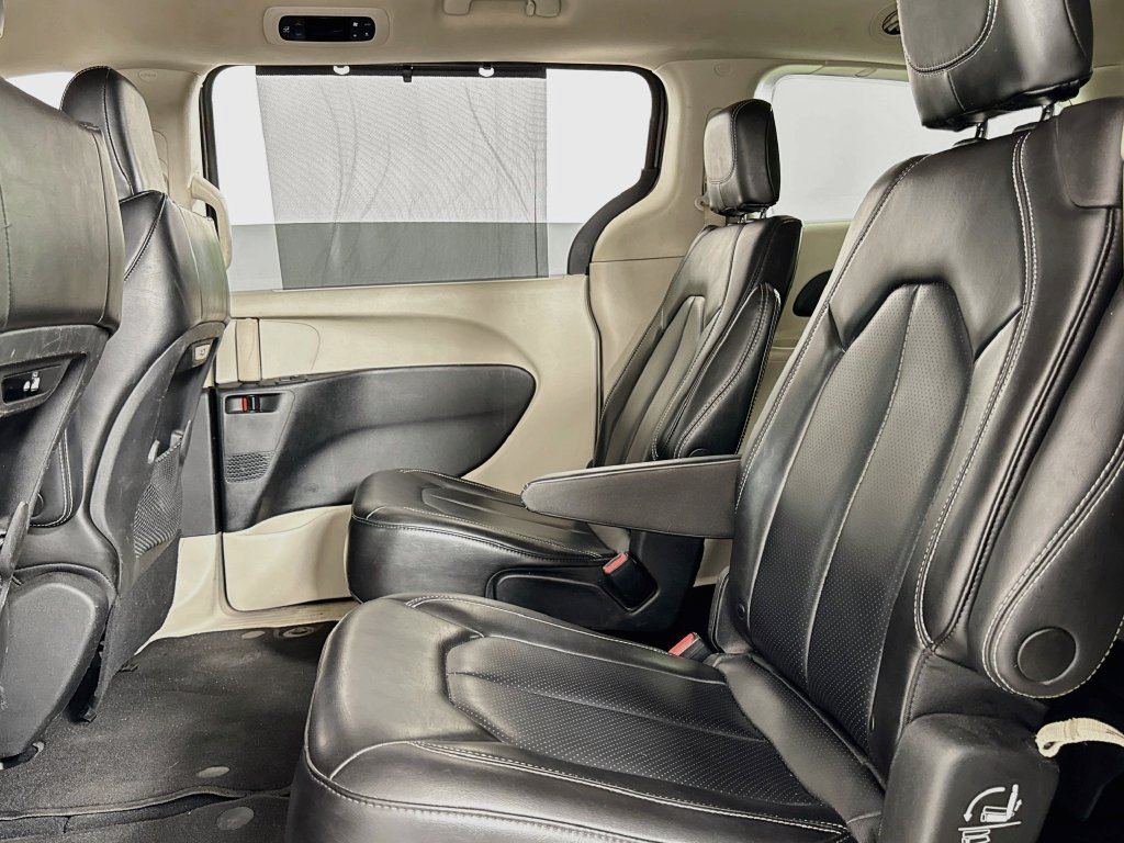 Used 2023 Chrysler Pacifica Touring-L FWD image 11