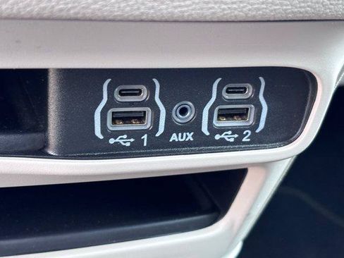 Used 2024 Chrysler Pacifica Limited FWD image 31