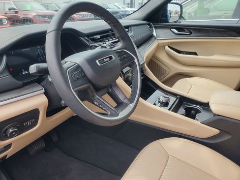 Used 2024 Jeep Grand Cherokee Limited w/ Luxury Tech Group II image 17