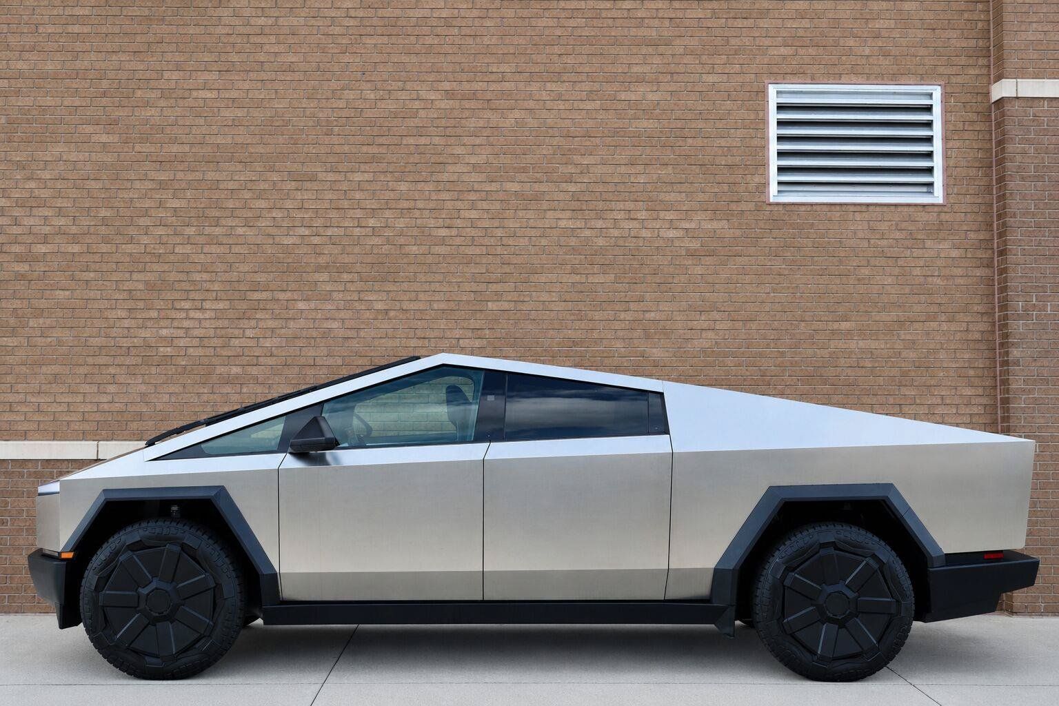 Used 2024 Tesla Cybertruck AWD Crew Cab image 2