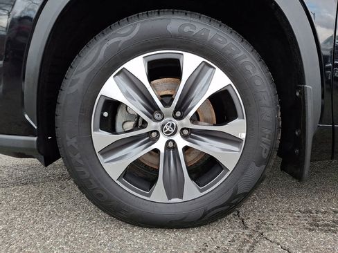 Used 2023 Toyota Highlander XLE image 9