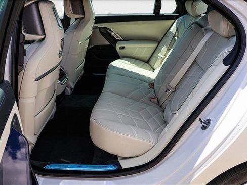 Used 2025 BMW 760i xDrive w/ Premium Package image 20