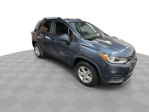 Used 2022 Chevrolet Trax LT w/ LT Convenience Package image 2