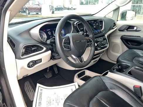Used 2022 Chrysler Pacifica Touring-L image 17