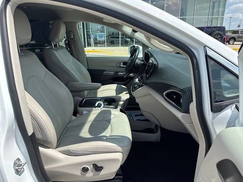 Used 2021 Chrysler Pacifica Touring-L w/ Premium & Safety Sphere Group AWD/4WD image 29