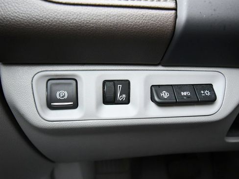 Used 2023 GMC Acadia SLT w/ Technology Package AWD/4WD image 22