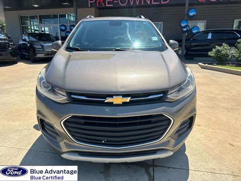 Used 2020 Chevrolet Trax LT w/ Driver Confidence Package FWD image 2