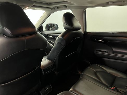 Certified 2021 Toyota Highlander XLE image 21