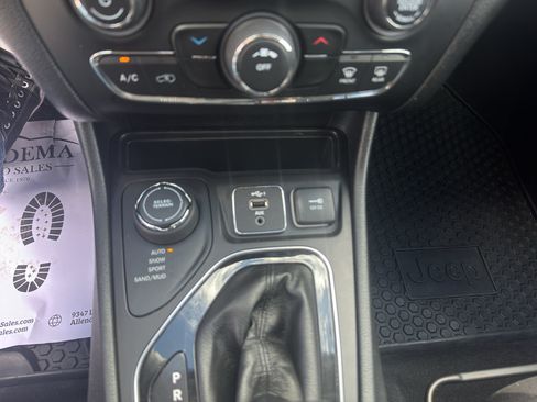 Used 2019 Jeep Cherokee Latitude w/ Cold Weather Group AWD/4WD image 24