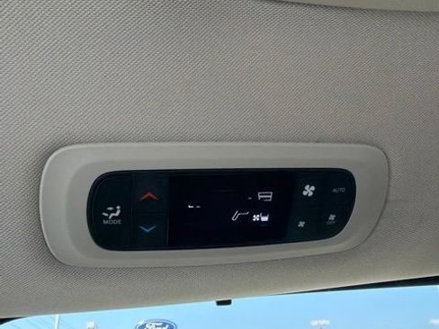 Used 2024 Chrysler Pacifica Touring-L FWD image 19