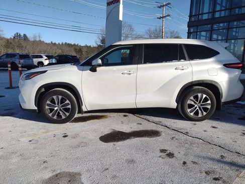 Used 2023 Toyota Highlander XLE image 3