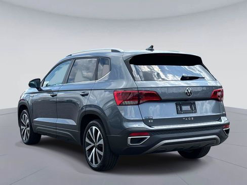 Used 2023 Volkswagen Taos SE w/ Panoramic Sunroof Package FWD image 5
