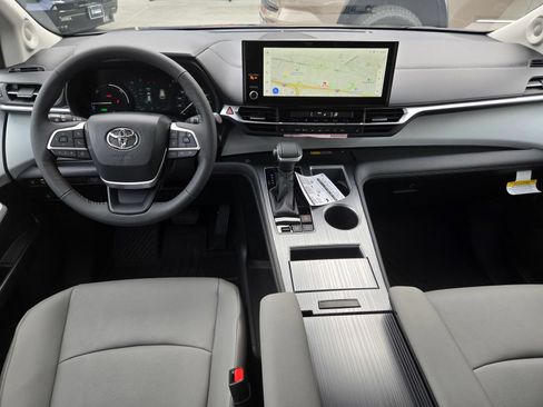 Certified 2026 Toyota Sienna XLE FWD image 14