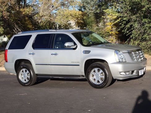 Used 2011 Cadillac Escalade AWD image 2