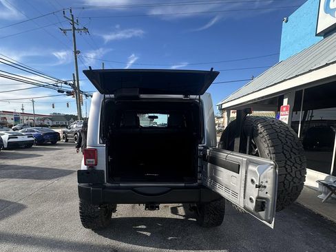 Used 2017 Jeep Wrangler Unlimited Rubicon w/ Connectivity Group image 10