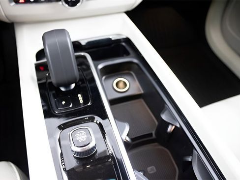 Certified 2025 Volvo XC60 T8 Plus w/ Protection Package Premier image 27