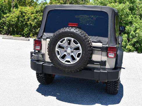 Used 2018 Jeep Wrangler Unlimited Rubicon w/ Connectivity Group AWD/4WD image 36