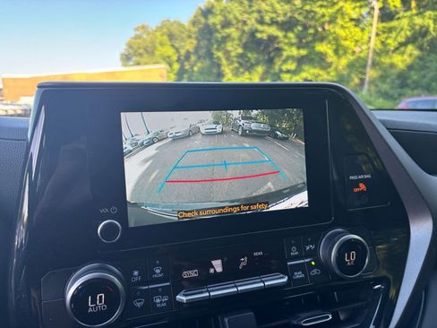 Used 2025 Toyota Highlander LE FWD image 25