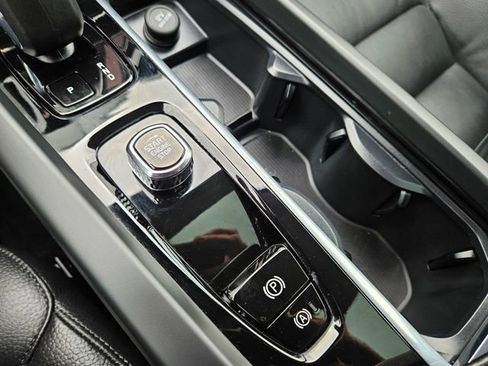 Certified 2025 Volvo XC60 B5 Plus AWD/4WD image 25
