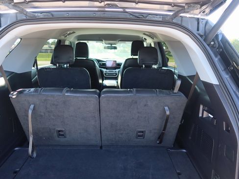 Used 2022 Ford Explorer XLT w/ Equipment Group 202A image 8
