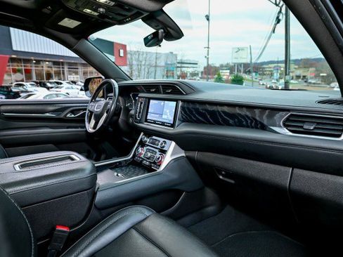 Used 2021 GMC Yukon XL Denali w/ Denali Premium Package image 27