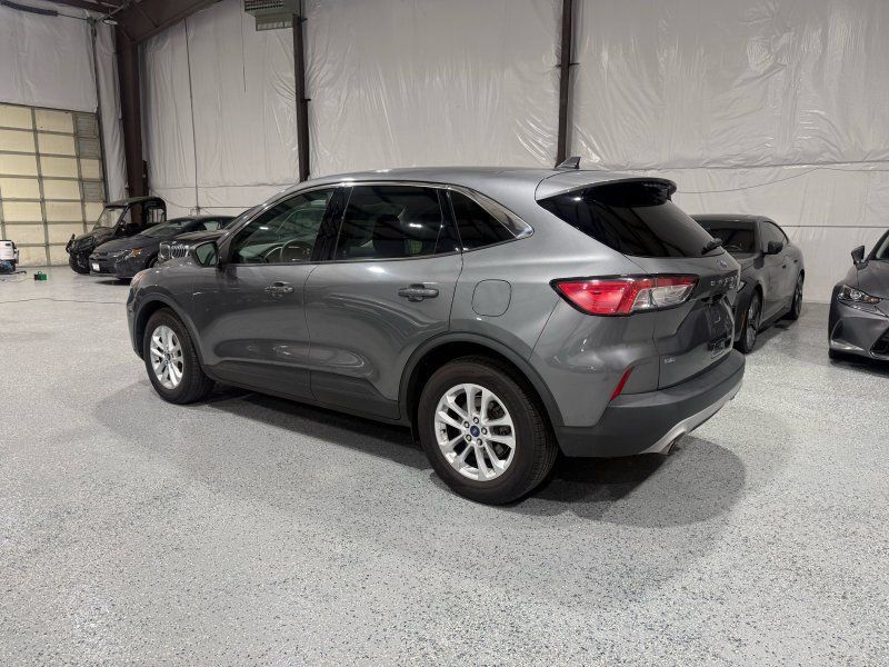 Used 2022 Ford Escape SE FWD image 3