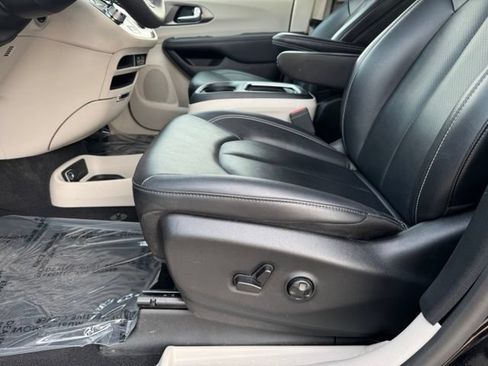 Used 2024 Chrysler Pacifica Limited FWD image 5