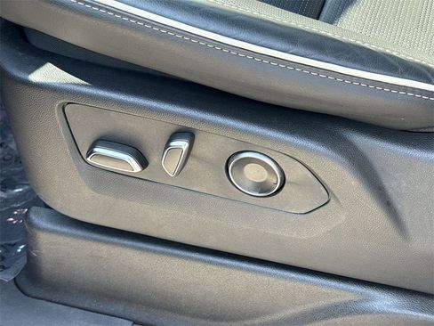 Used 2024 Cadillac Escalade Premium Luxury image 34