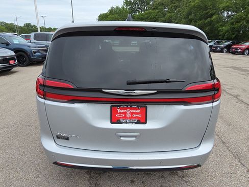 Used 2024 Chrysler Pacifica Touring-L FWD image 7