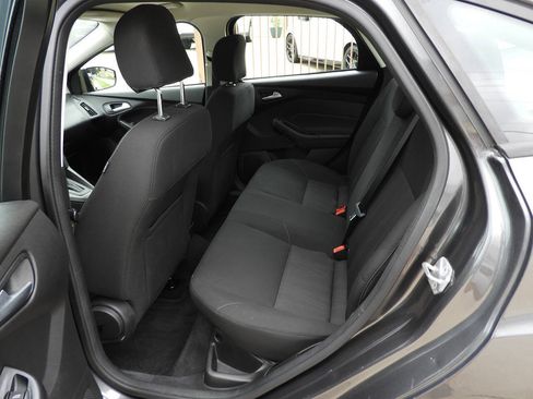 Used 2017 Ford Focus SE FWD image 21