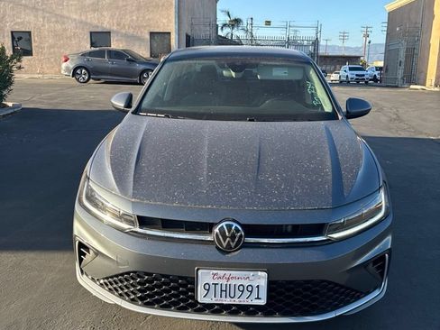 Used 2025 Volkswagen Jetta SE FWD image 2
