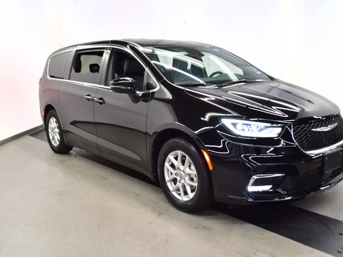 Used 2025 Chrysler Pacifica Select FWD image 2