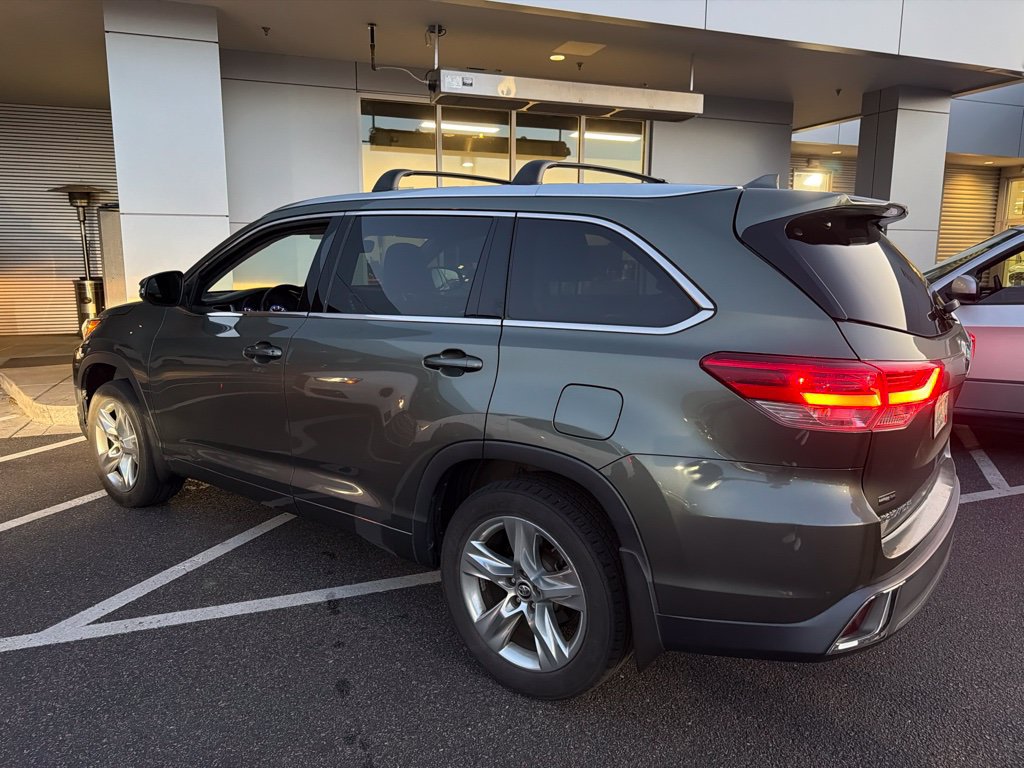 Used 2017 Toyota Highlander Limited AWD/4WD image 4