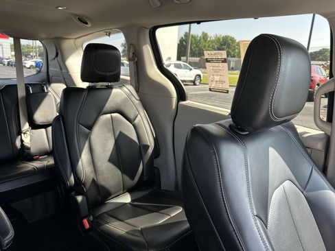 Used 2023 Chrysler Pacifica Touring-L FWD image 14