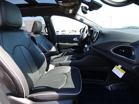 New 2026 Chrysler Pacifica Limited image 9