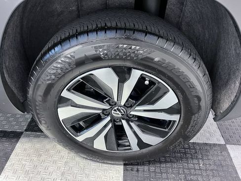 Certified 2024 Volkswagen Atlas Cross Sport SE FWD image 15