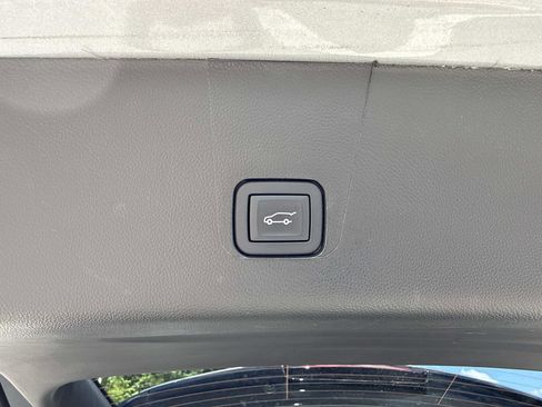 Used 2023 Chevrolet Traverse LT FWD image 33
