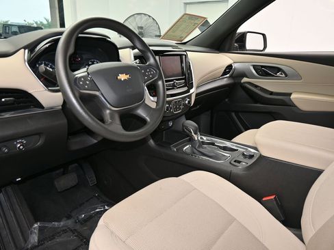 Used 2022 Chevrolet Traverse LS image 12