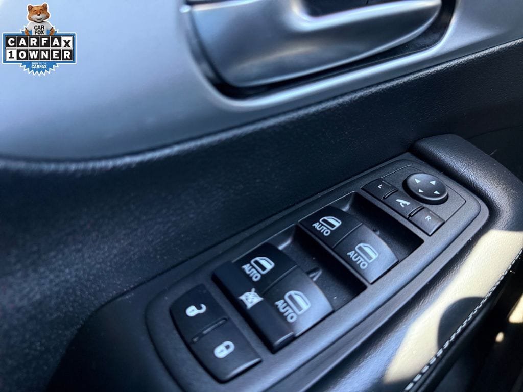 Used 2025 Chrysler Pacifica Limited FWD image 28
