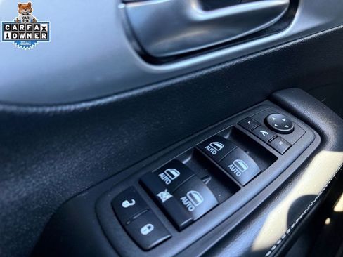 Used 2025 Chrysler Pacifica Limited FWD image 28