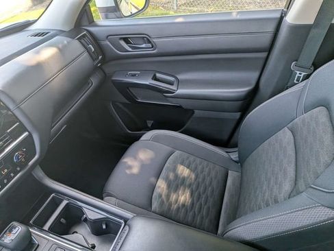 Used 2024 Nissan Pathfinder SV FWD image 18