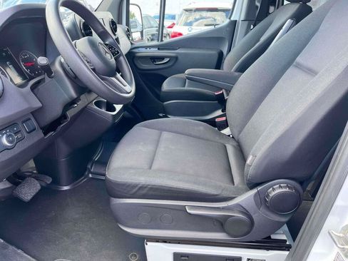 Used 2024 Mercedes-Benz Sprinter 2500 image 15