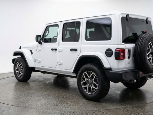 Used 2025 Jeep Wrangler Sahara image 6